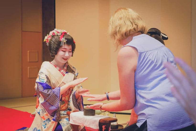 Asakusa: Geisha Performance and Tea House Experience - The dance and shamisen performance