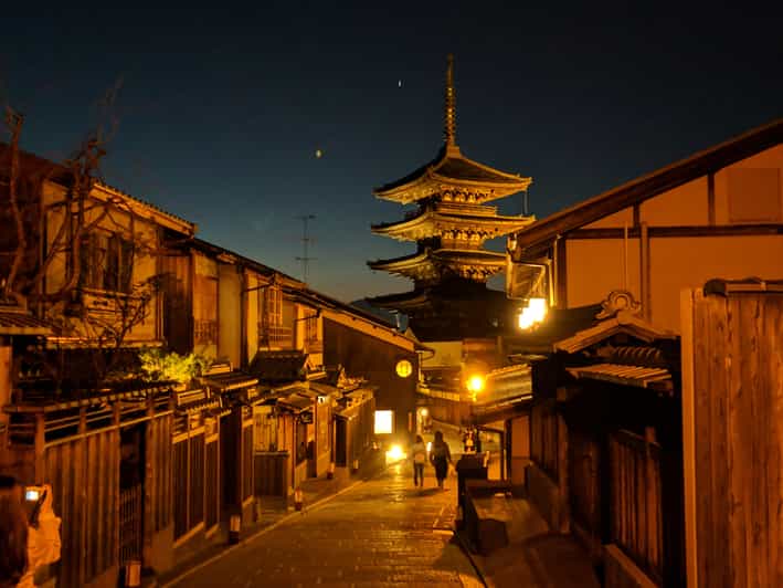 Lanterns and the Yasaka Pagoda at dusk in Higashiyama, Kyoto