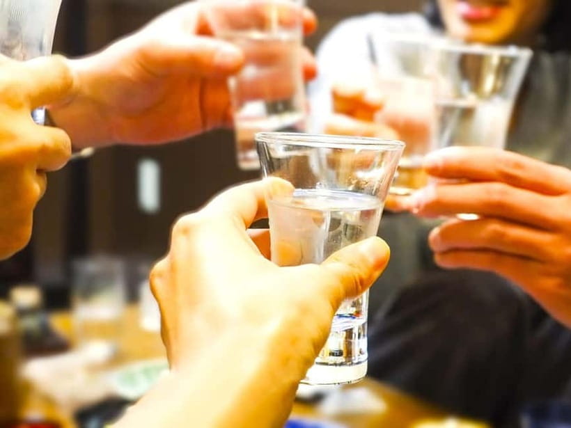 Casual Japanese sake tasting and snack experience, Kabukicho - Finding the second-floor meeting point in Kabukicho