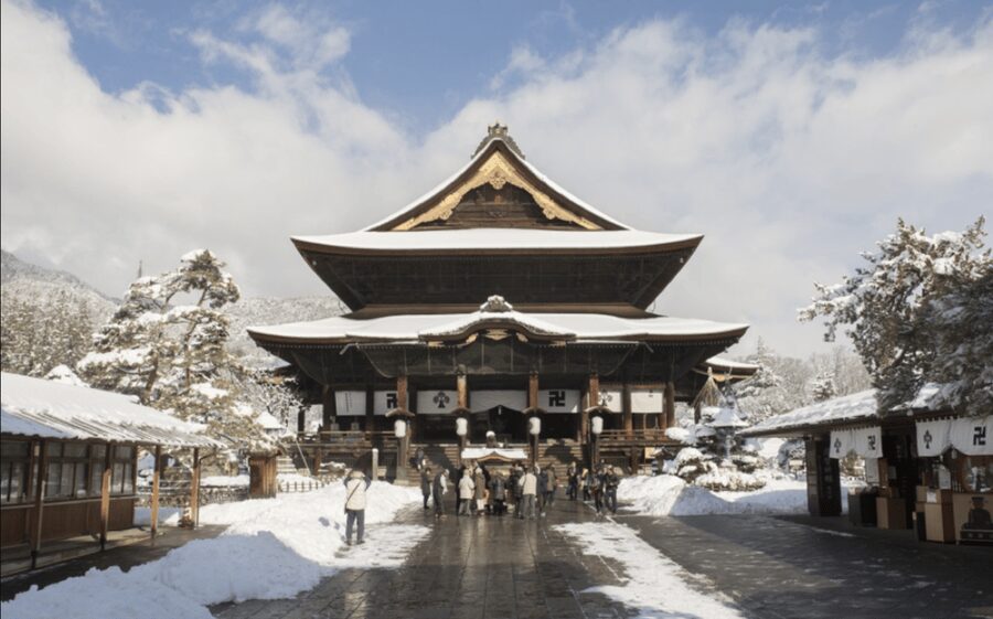 From Nozawa Onsen: Snow Monkeys and Zenko-ji Day Trip & Sake - The morning ride through Nagano
