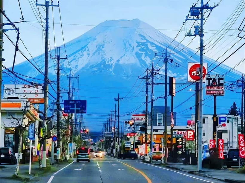 From Tokyo: Mt Fuji, Arakurayama and Kawaguchi Lake Day Trip - How the guide shapes the day