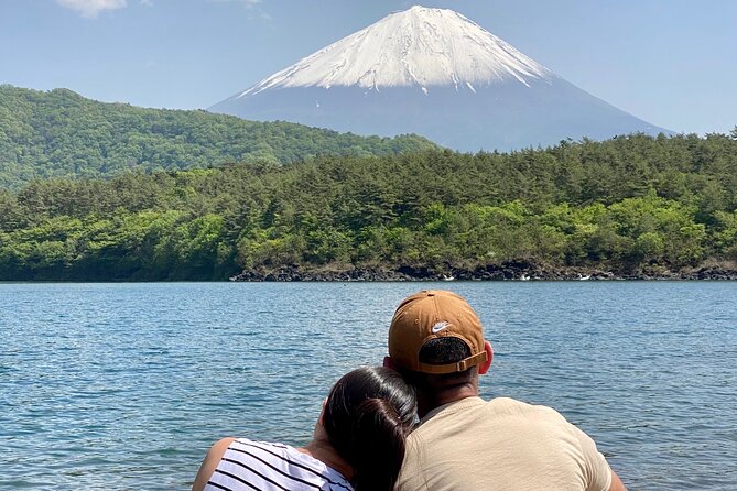 Full Day Tour to Mount Fuji in Spanish - Motosuko and Saiko, two lakes with different stories