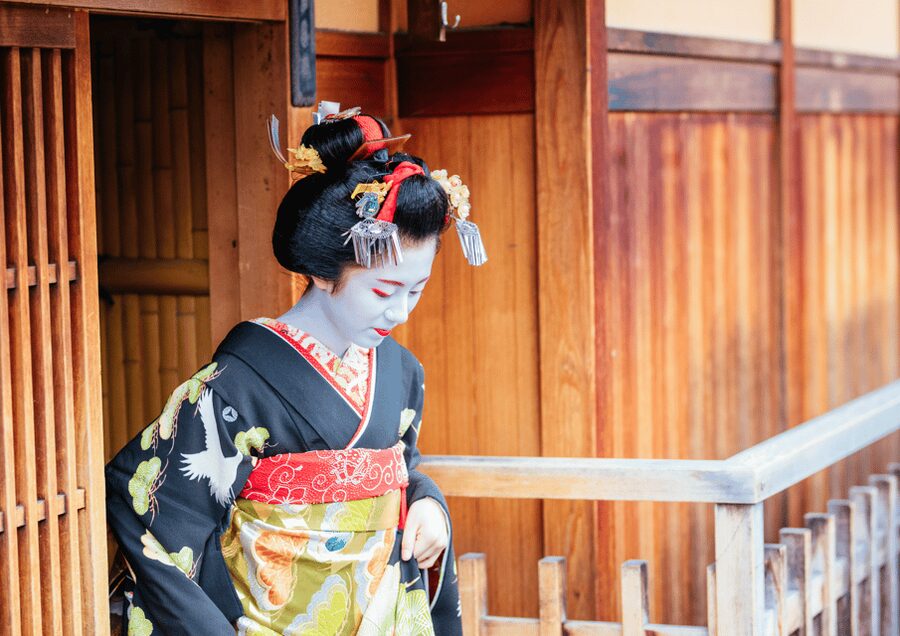 Gion Walking Tour, Geisha Show and Japanese Game in Kyoto - Walking into Gion from the Izumo-no-Okuni Statue