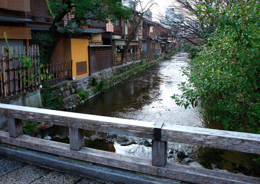 Gion Walking Tour, Geisha Show and Japanese Game in Kyoto - The maiko show in the second hour