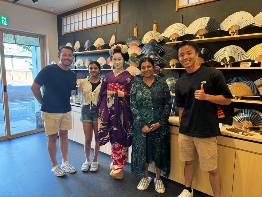 Gion Walking Tour, Geisha Show and Japanese Game in Kyoto - The fan game makes the evening interactive