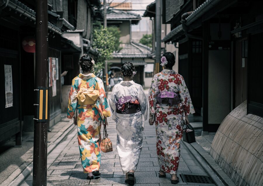 Gion Walking Tour, Geisha Show and Japanese Game in Kyoto - Quiet lanes, local shops, and Gion etiquette