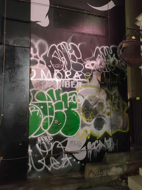 Graffiti in Tokyo Walking Tour: Shibuya and Harajuku - Reading tags, throw-ups, stickers, and murals