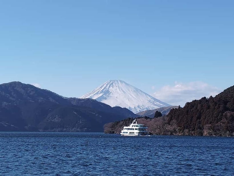 Hakone Adventure: Explore Nature’s Beauty and Tranquility - Cruising Lake Ashi inside Mount Hakone’s crater
