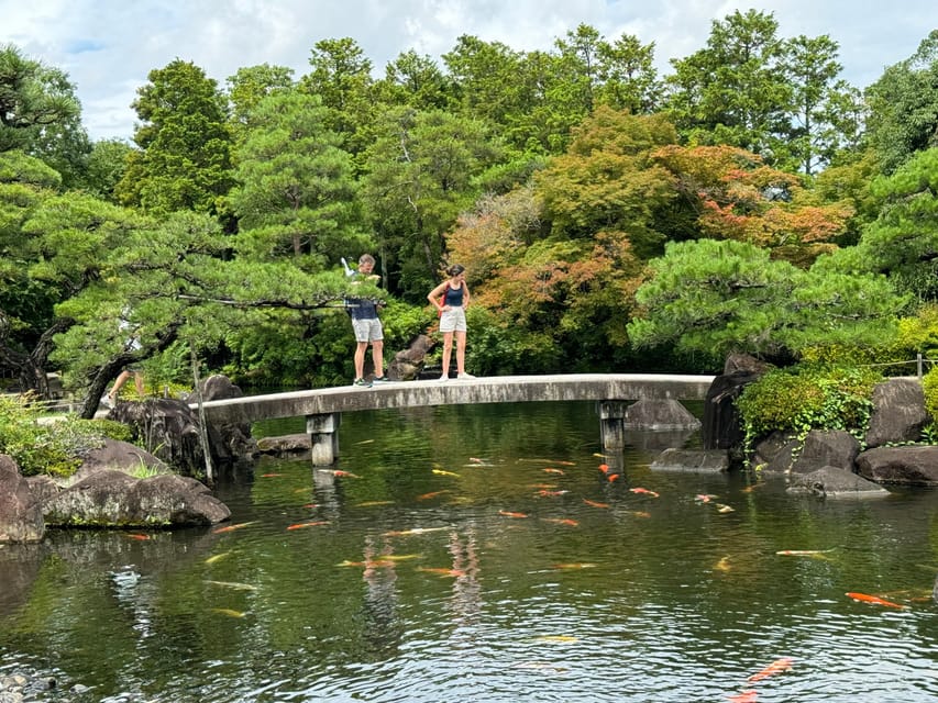Himeji: Himeji Castle & Kokoen Garden 3.5-Hour Guided Tour - Entering the White Heron Castle