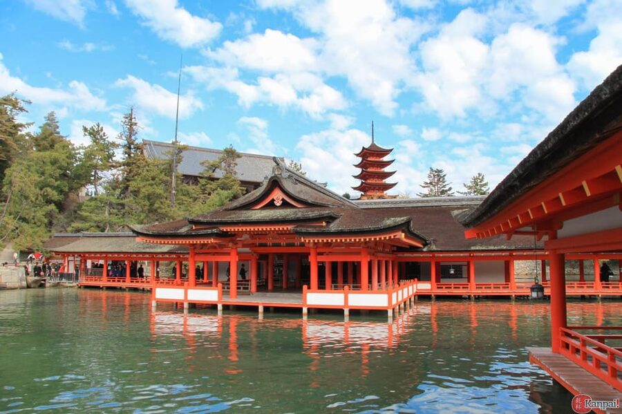 Hiroshima: History and Hidden Gems Tour - Hiroshima Castle and the city beyond the bombing