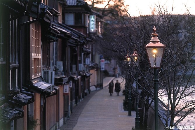 Kanazawa Half Day E-bike Tour - One hour in Kenrokuen Garden