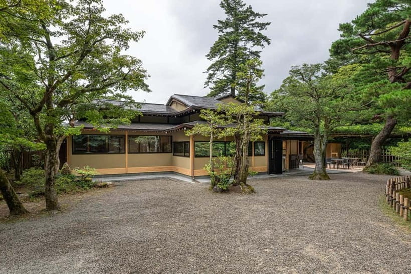 Kanazawa: Kenrokuen Tea Ceremony Experience - Entering a formal tea room