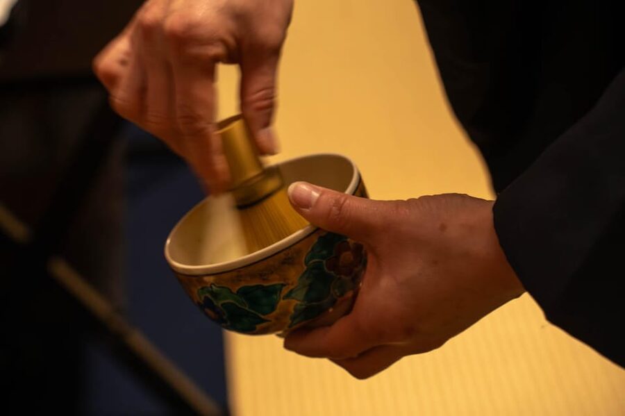 Kanazawa: Kenrokuen Tea Ceremony Experience - Watching the master prepare matcha