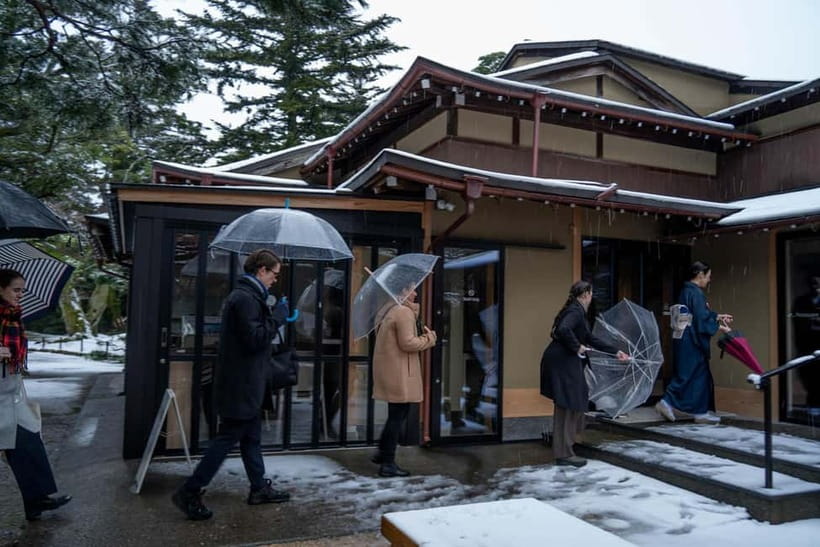 Kanazawa: Kenrokuen Tea Ceremony Experience - Sitting on the floor, or requesting a chair