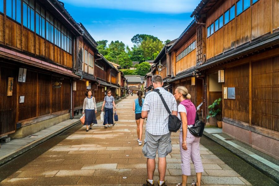 Kanazawa: Private Food Tasting Walking Tour - Oyama Shrine between bites