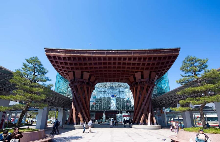 Kanazawa Private/Group Walking Tour: Local & Major Highlight - What the guides add to the experience
