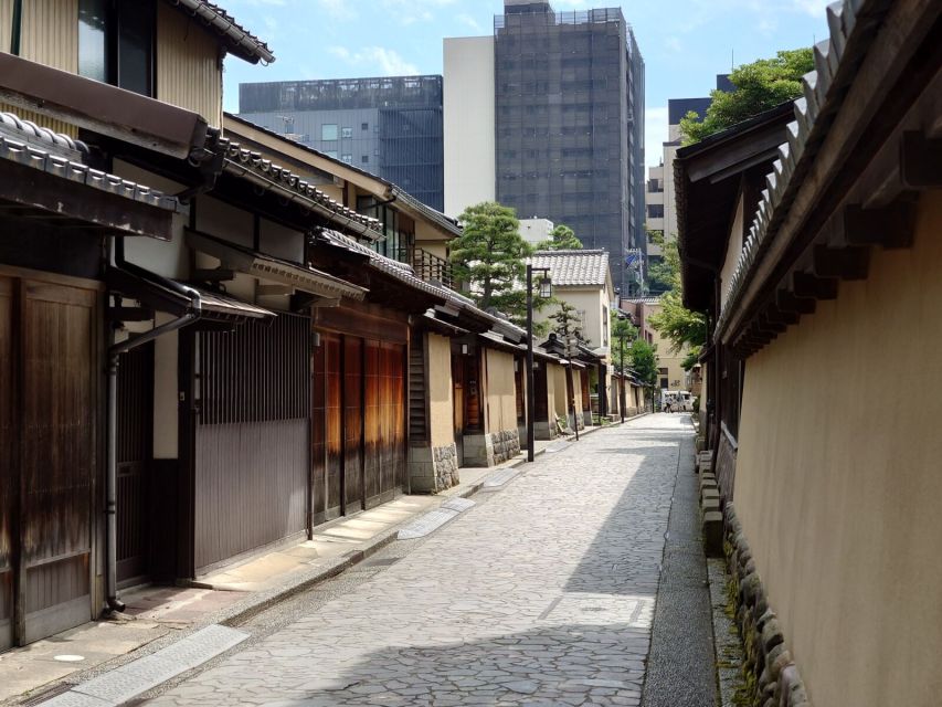 Kanazawa: Samurai, Matcha, Gardens and Geisha Full-Day Tour - Higashi-chaya and the wooden tea-house streets