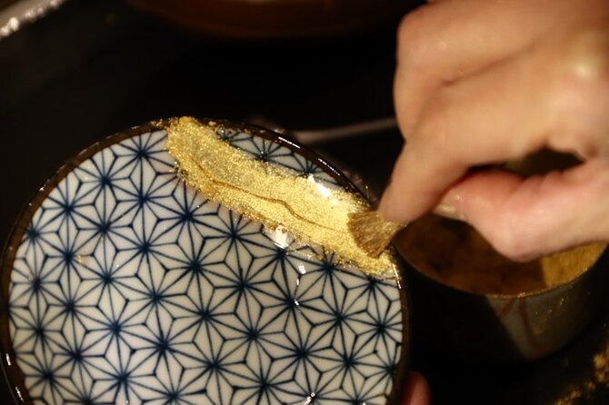 Kintsugi Experience: Art of Golden Joinery in Tokyo - Getting dressed for the craft