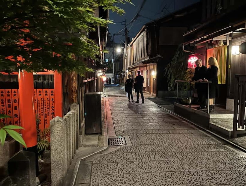 Kioto: Gion Tour, recorrido a pie (Español/Castellano) - Crossing the Kamo River by Sanjo Ohashi