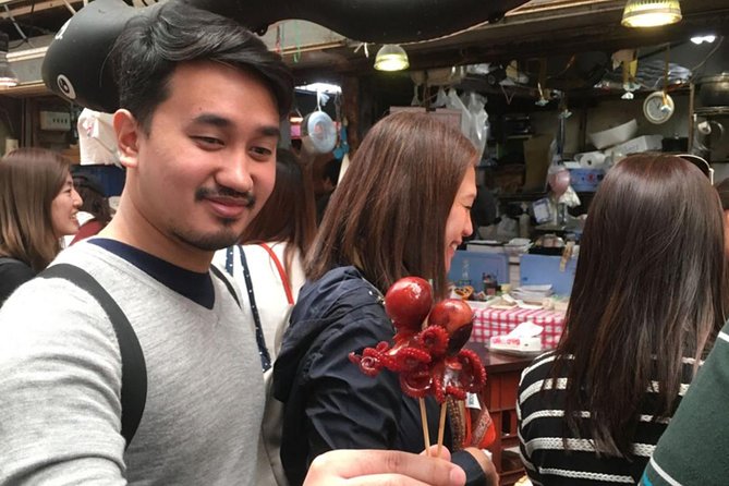 Kuromon Market Food Walking Tour in Osaka (6 stops, 6 tastes) - What your guide adds to the market