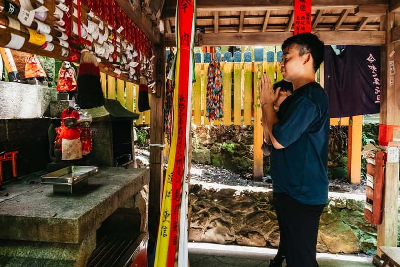 Kyoto: 3-Hour Fushimi Inari Shrine Hidden Hiking Tour - The famous lower shrine and street food finish