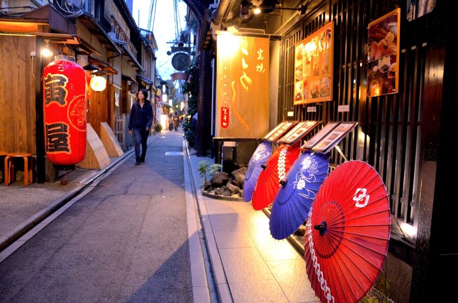 Kyoto: Casual Pontocho Evening Food Tour - Why an evening in Pontocho works so well