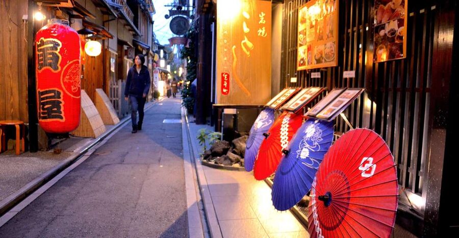 Kyoto: Casual Pontocho Evening Food Tour - Walking Gion Shirakawa at lantern time