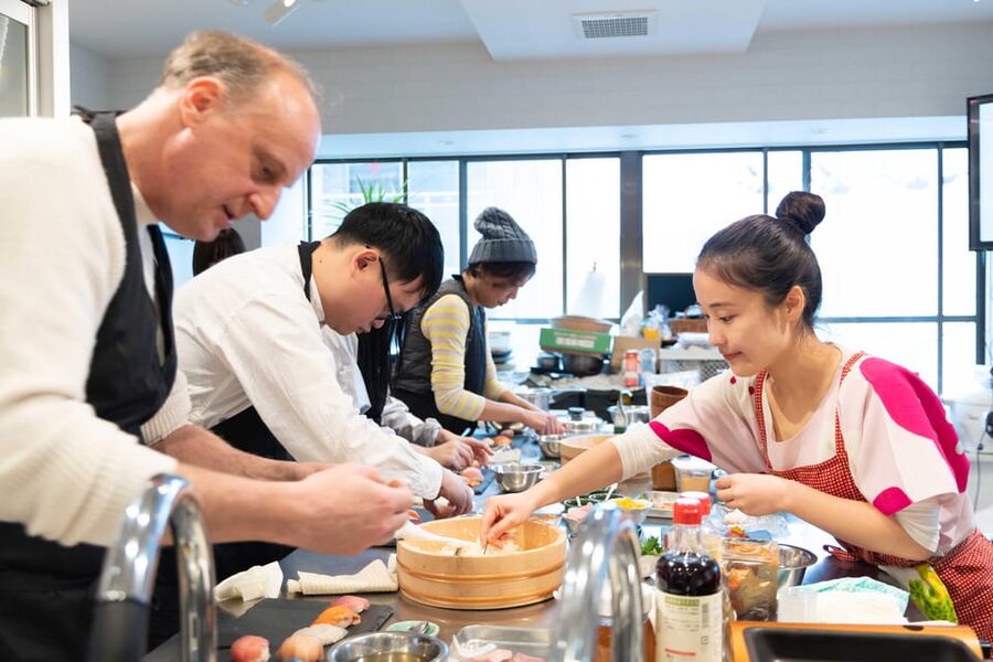 Kyoto: Enjoy Sushi & Market Tour! Best for Family & Couple! - A sushi lesson with a Nishiki Market start