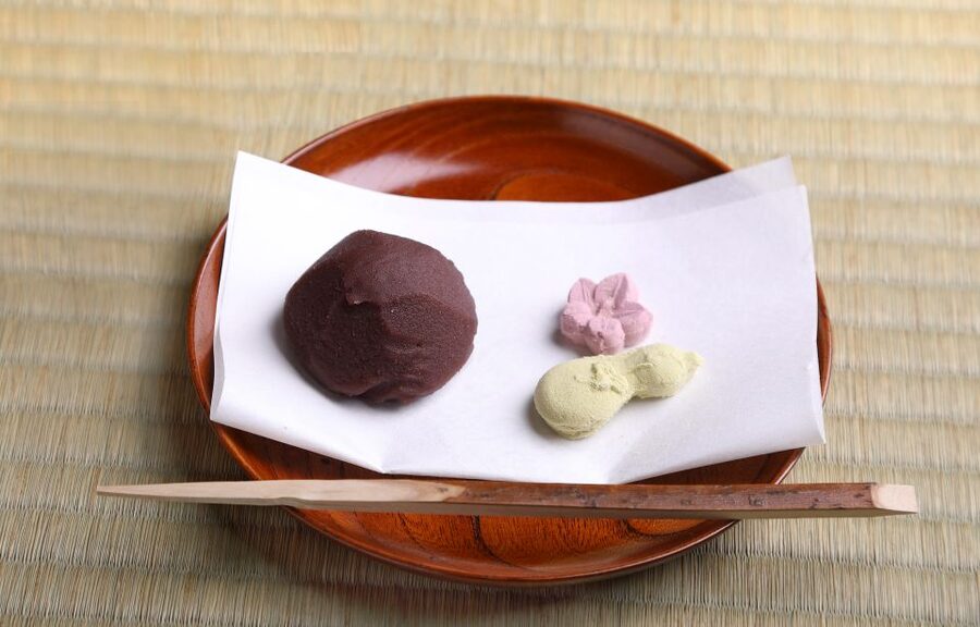 Kyoto Fushimiinari:Wagashi Making & Small Group Tea Ceremony - Walking through the tiny garden