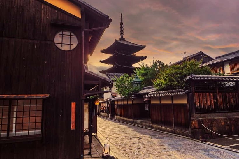 Kyoto Geisha Walking Tour: Gion District & Hidden Gems - Gion’s lantern-lit streets and the search for Geiko