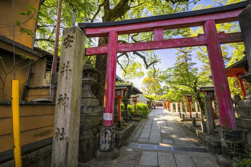 Kyoto Geisha Walking Tour: Gion District & Hidden Gems - Small shops, machiya homes, and useful local advice