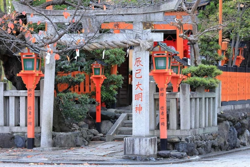 Kyoto Geisha Walking Tour: Gion District & Hidden Gems - Hōkan-ji Pagoda and Gion’s best photo angles