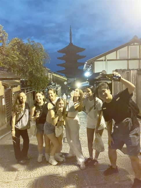 Kyoto: Gion Evening Walk with Hidden Gems, Geisha & Sake - Meeting the Guide on Shijo Kiyamachi