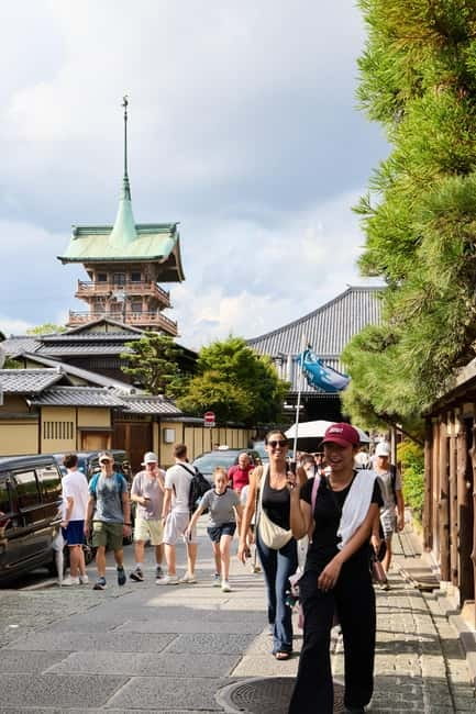 Kyoto: Gion Geisha District Walking Tour and Hidden Gems - Maruyama Park, a breathing space between temples