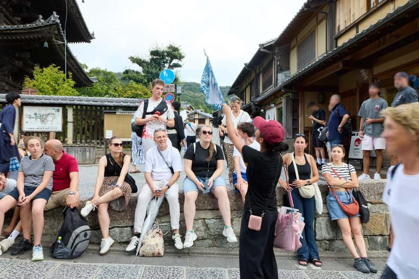 Kyoto: Gion Geisha District Walking Tour and Hidden Gems - What the guides add to the walk