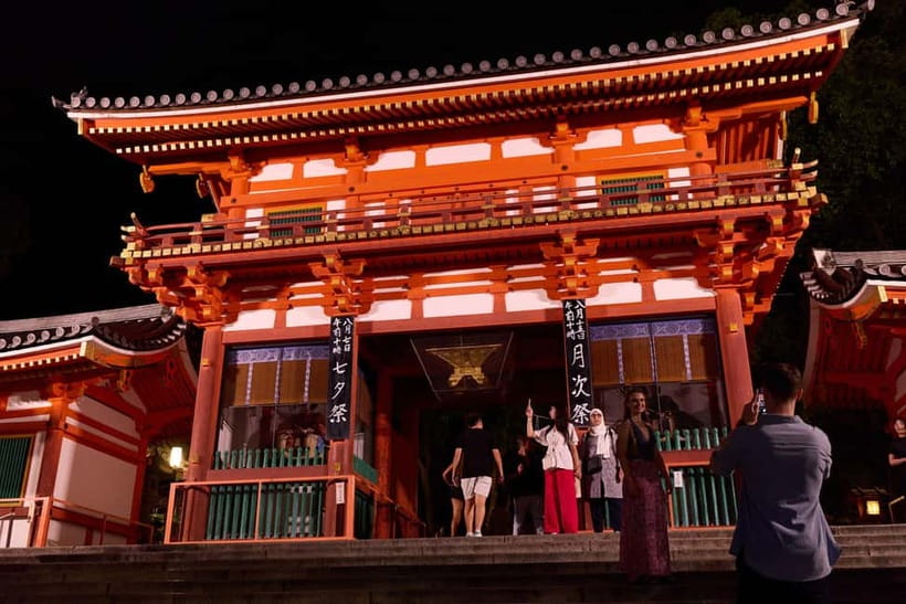 Kyoto: Gion Geisha District Walking Tour - Stories of Geisha - Yasaka Shrine after dark