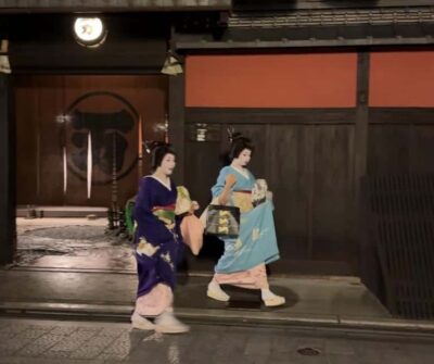Gion Magical Night Walking Tour with Geisha Trivia