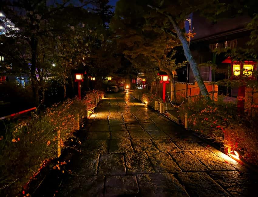 Kyoto: Gion Magical Night Walking Tour with Geisha Trivia - How to get the most from the walk