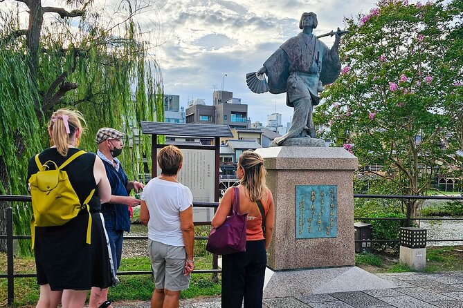 Kyoto Gion Night Walk & Geisha District Guided Tour - Group size, private options, and language choices
