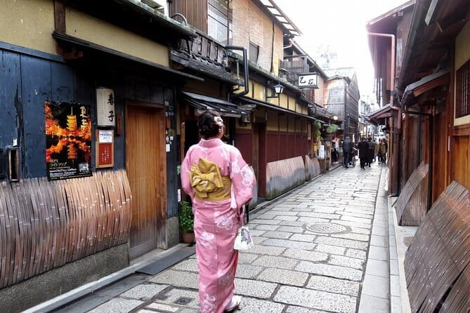 Kyoto: Gion & Pontocho Food Tour with 13 Dishes - The first food stop: a proper Gion izakaya