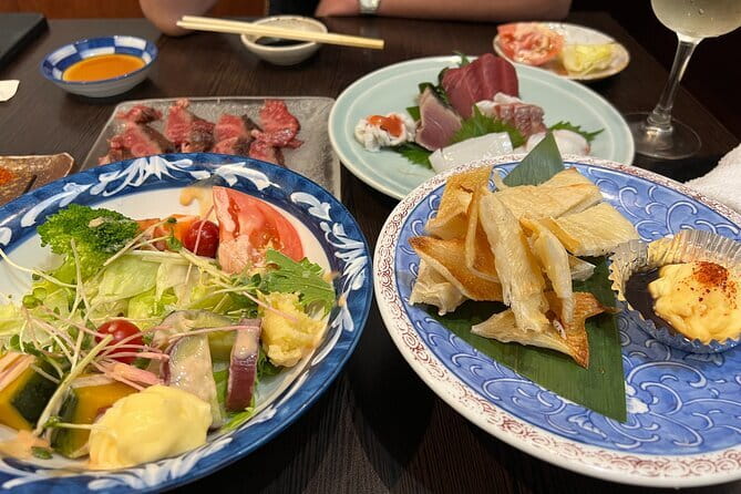 Kyoto: Gion & Pontocho Food Tour with 13 Dishes - Meeting at Yasaka Shrine after dark