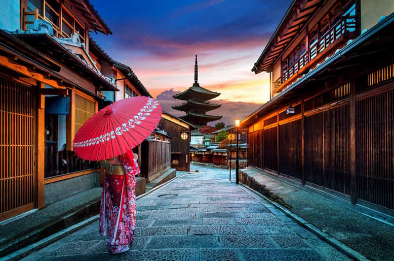 Kyoto: Gion Sunset Walking Tour with Local Guide - Why Gion is best after the sun goes down
