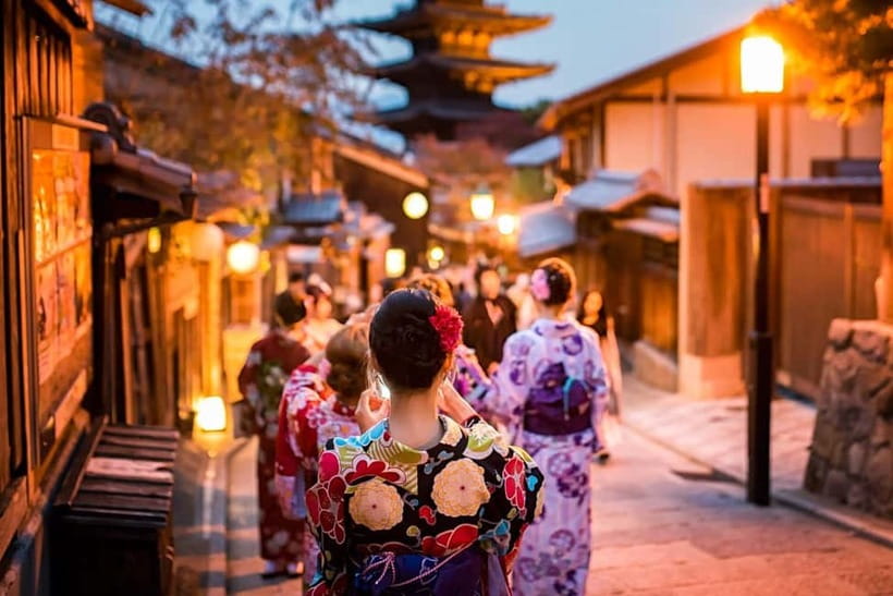 Kyoto: Gion Sunset Walking Tour with Local Guide - Hanamikoji Street and Gion’s traditional lanes