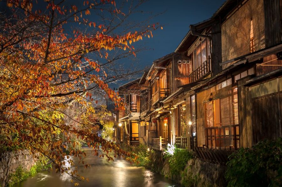 Kyoto: Gion Sunset Walking Tour with Local Guide - Temples, shrines, and views along the way