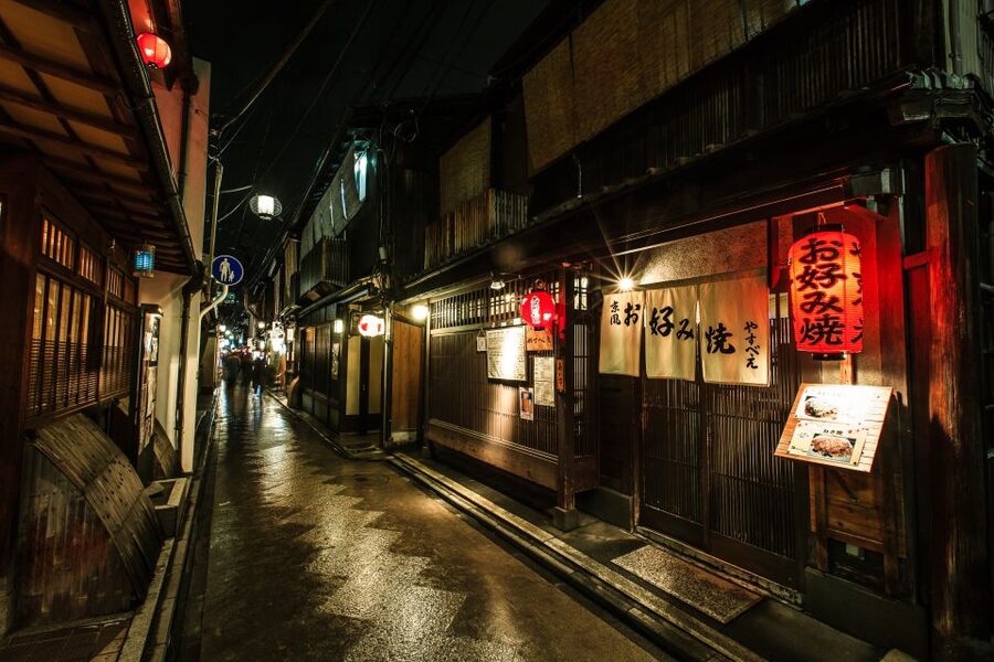Kyoto: Gion Sunset Walking Tour with Local Guide - Maruyama Park and Yasaka Shrine