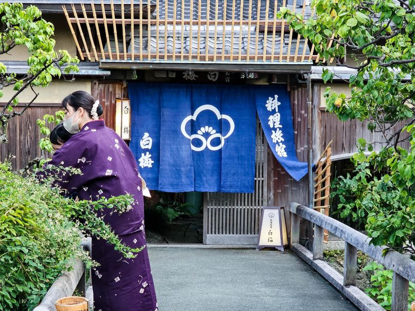 Kyoto: Gion Sunset Walking Tour with Local Guide - The guides make the difference
