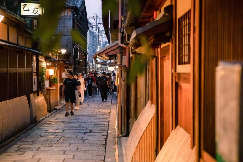 Kyoto: Gion World of the Geisha Guided Walking Tour - Yasaka Shrine in about 40 minutes