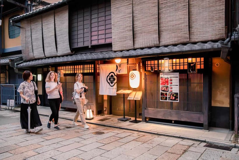 Kyoto: Gion World of the Geisha Guided Walking Tour - What the guide adds