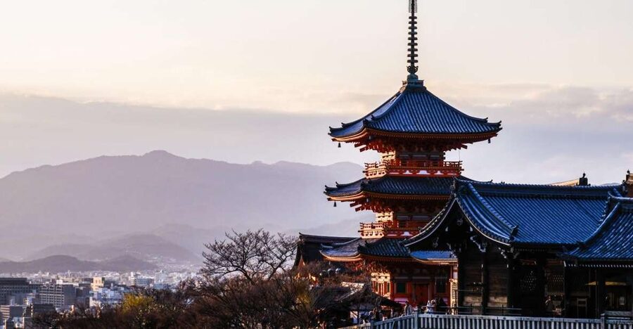 Kyoto: Historic Higashiyama Walking Tour - The short train ride from Fushimi Inari to Gion
