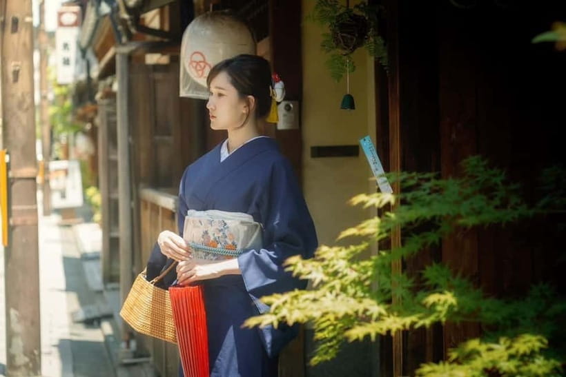 Kyoto: Kimono/Yukata Rental 5 Minute from Kiyomizu-dera - Walking Toward Kiyomizu-dera in Traditional Dress